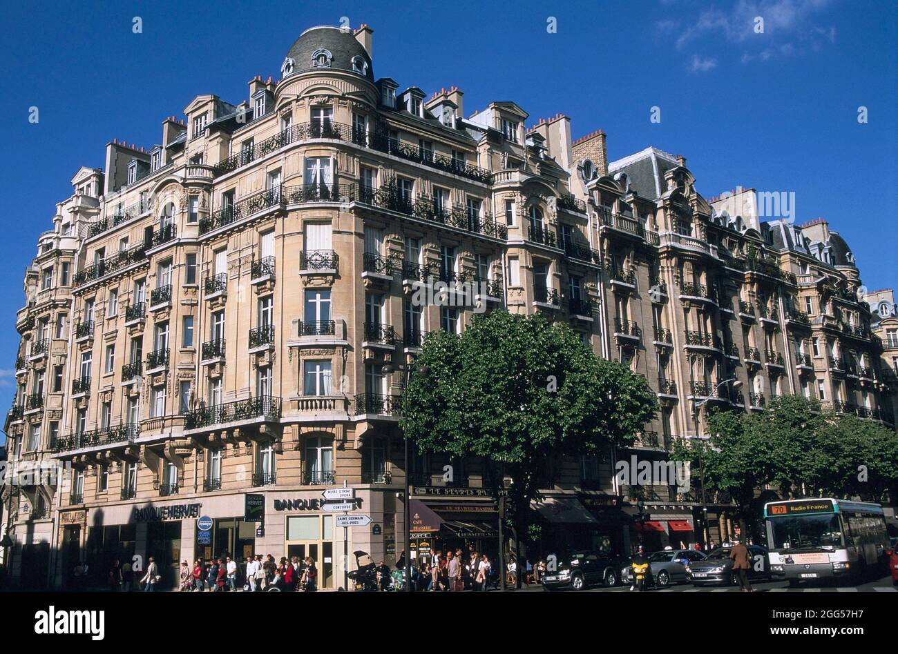 FRANCE. PARIS (75) 7E AR. BÂTIMENT HAUSMANIEN. COIN BD RASPAIL ET RUE DE SÈVRE Banque D'Images