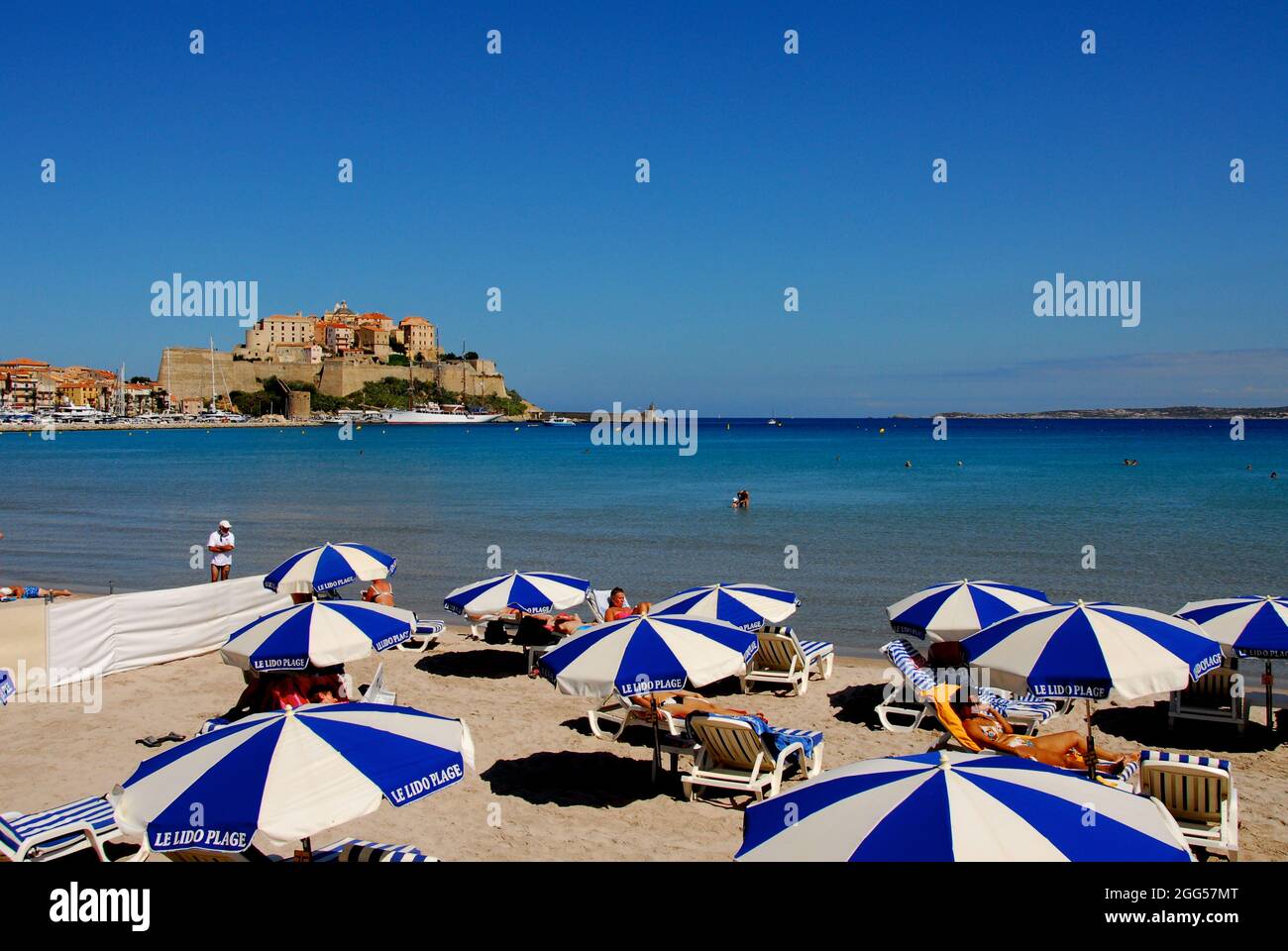 FRANCE. CORSE DU NORD (2B) VUE SUR LA FORTERESSE GÉNOISE DE CALVI Banque D'Images