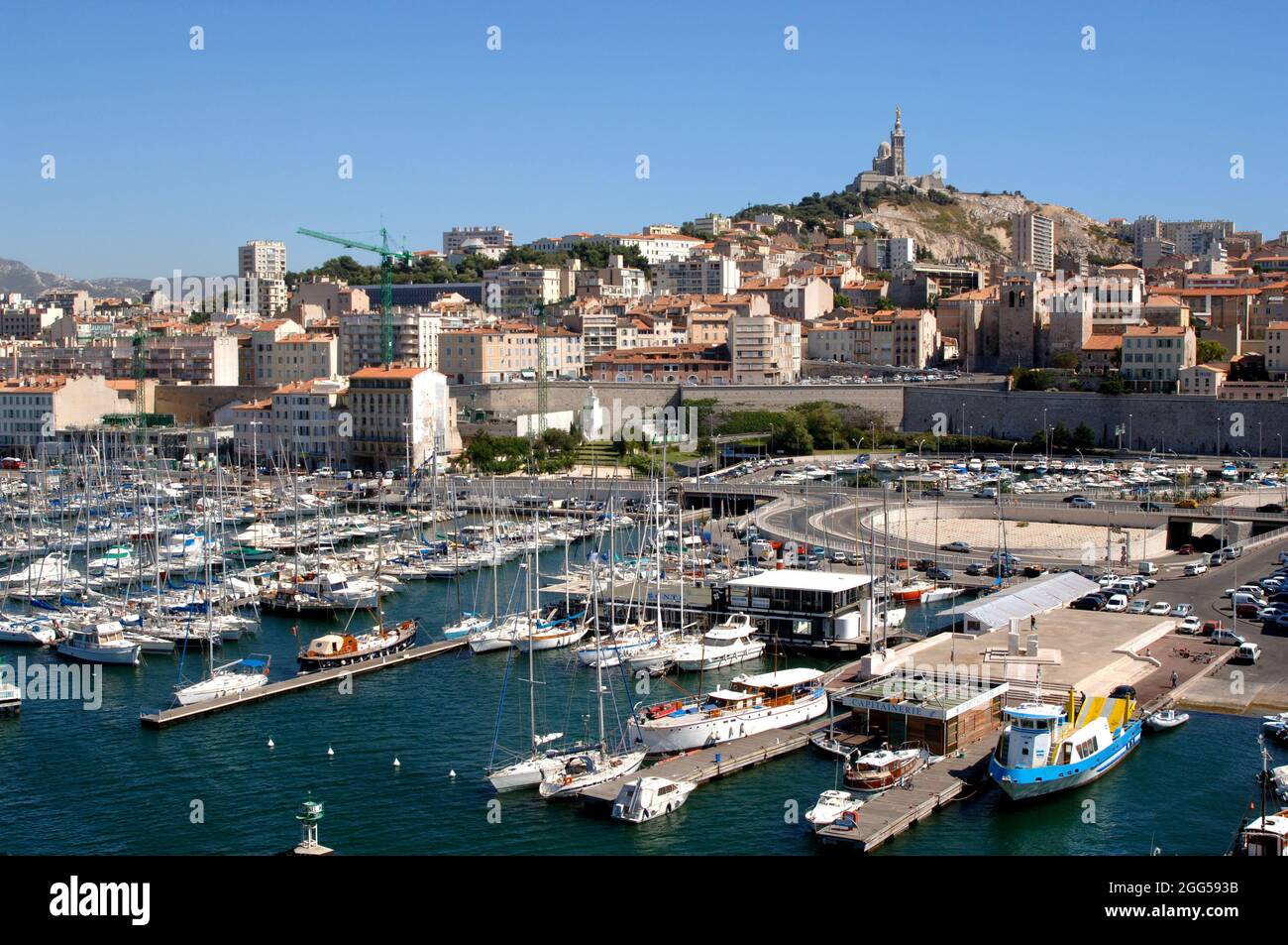 FRANCE. PROVENCE. BOUCHES-DU-RHÔNE (13) MARSEILLE, LE VIEUX PORT PROTÉGÉ PAR NOTRE DAME DE LA GARDE Banque D'Images