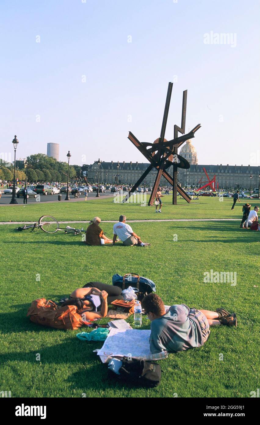 FRANCE. PARIS (75) 7E AR. EXPOSITION DU SCULPTEUR AMÉRICAIN DI SUVERO EN 1997 SUR L'ESPLANADE DES INVALIDES Banque D'Images