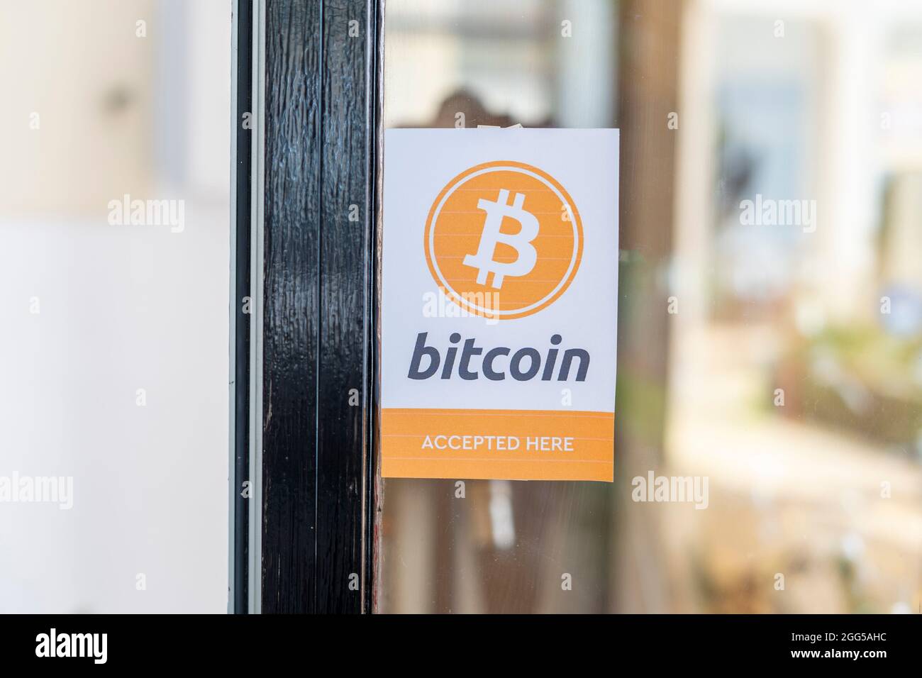 Crypto-monnaie virtuelle. Bitcoin accepté ici. Logo BTC Bitcoin accepter le paiement par crypto-monnaie. Concept d'argent numérique Banque D'Images