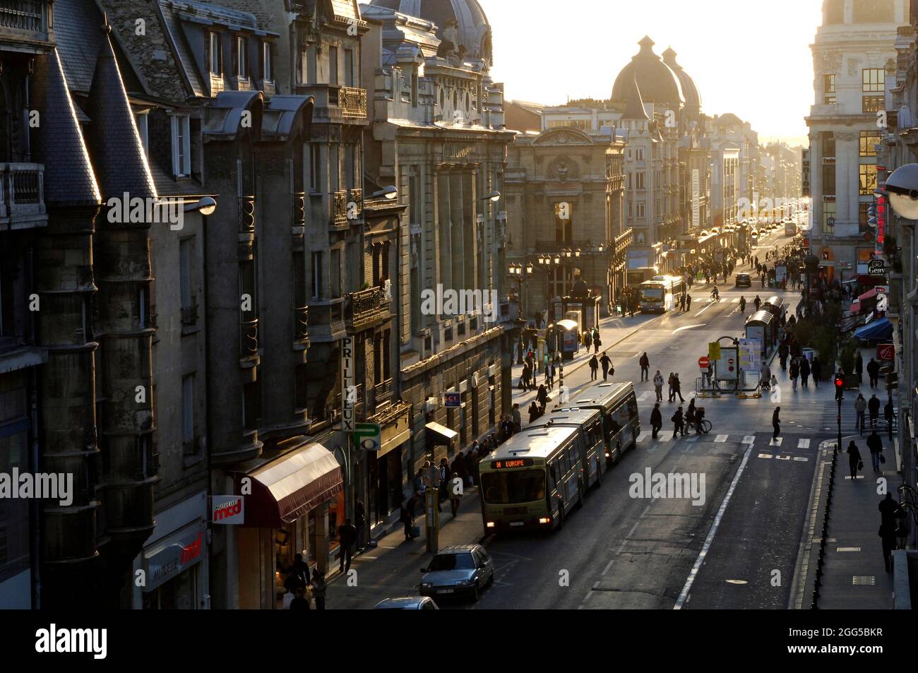 FRANCE. MARNE (51) REIMS. RUE CARNOT, PLACE DU THÉÂTRE ET RUE DE VESLE EN ARRIÈRE-PLAN Banque D'Images