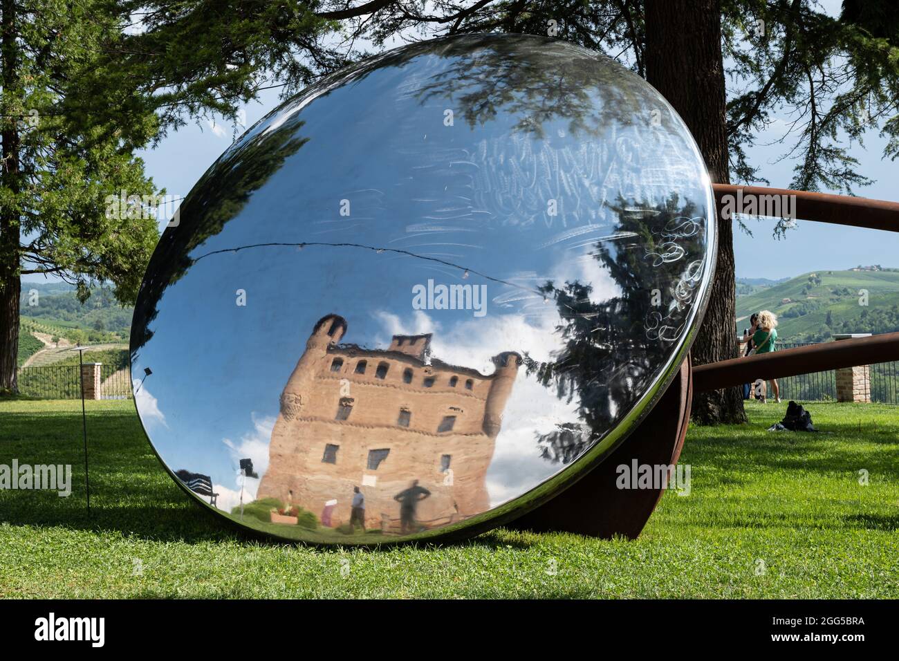 L'immense miroir circulaire reflète l'image du château de Grinzane Cavour  Photo Stock - Alamy