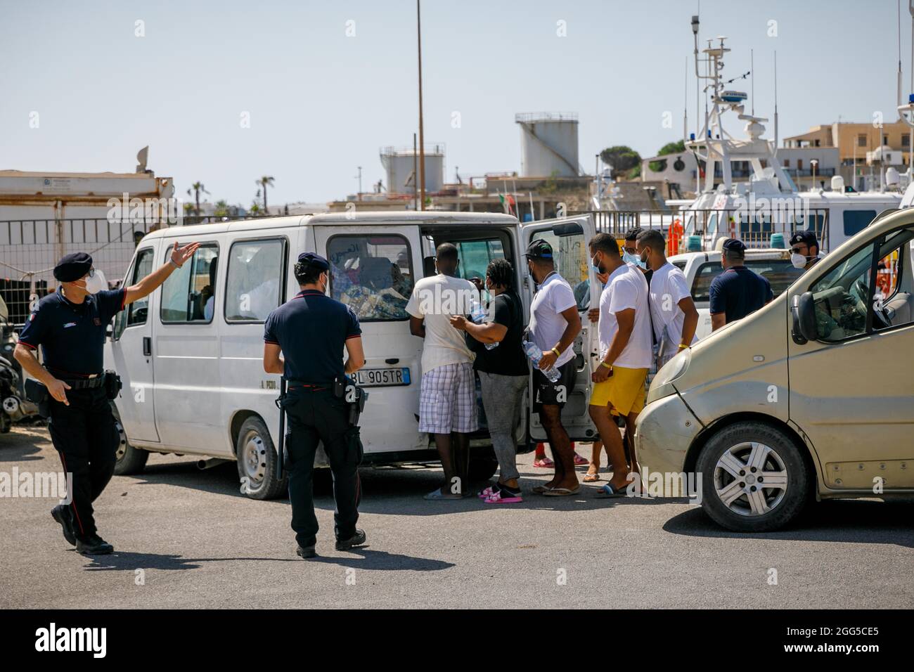 Près de 400 migrants de nombreuses nationalités ont été rassemblés sur un quai de Lampedusa le 28 août 2021, puis transférés par bateau vers la Sicile continentale ; les arrivées de la journée de près de 1,000 migrants ont dépassé la capacité totale du « hotspot » de Lampedusa de 250 personnes. (Photo de John Rudoff/Sipa USA) Banque D'Images