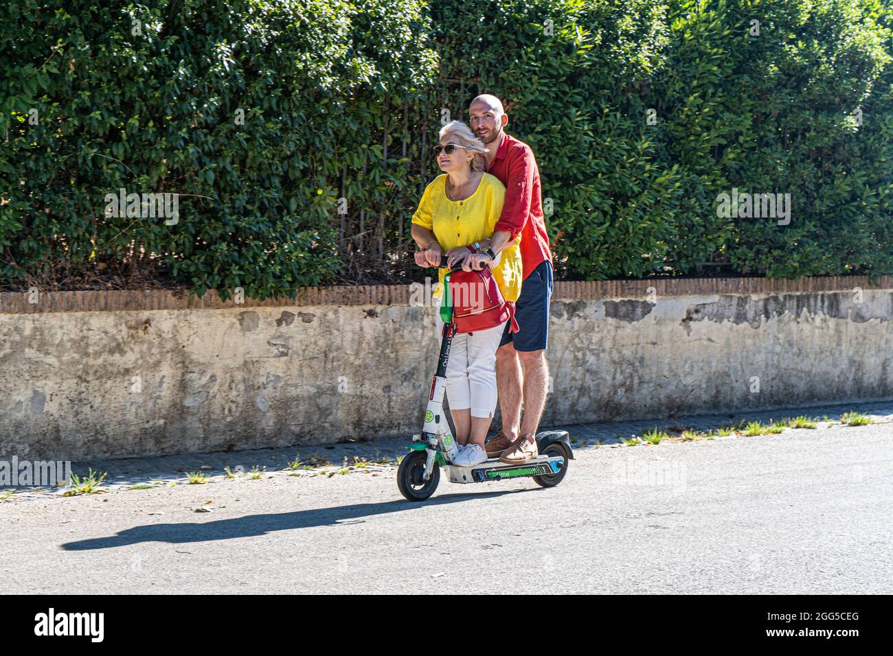 ROME ITALIE, ROYAUME-UNI. 29 août 2021. Un homme et une femme qui voyagent  ensemble à la Villa Borghese sur un scooter électrique Lime lors d'une  journée chaude à Rome. Les scooters électriques