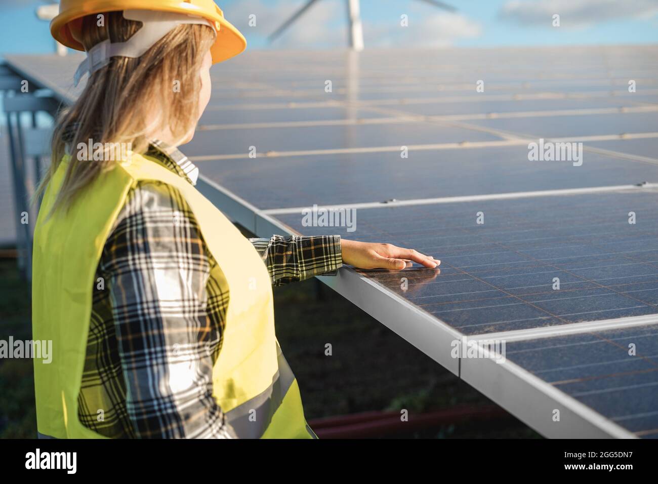 Femme d'ingénieur travaillant dans une exploitation d'énergie alternative - Focus sur le panneau solaire Banque D'Images