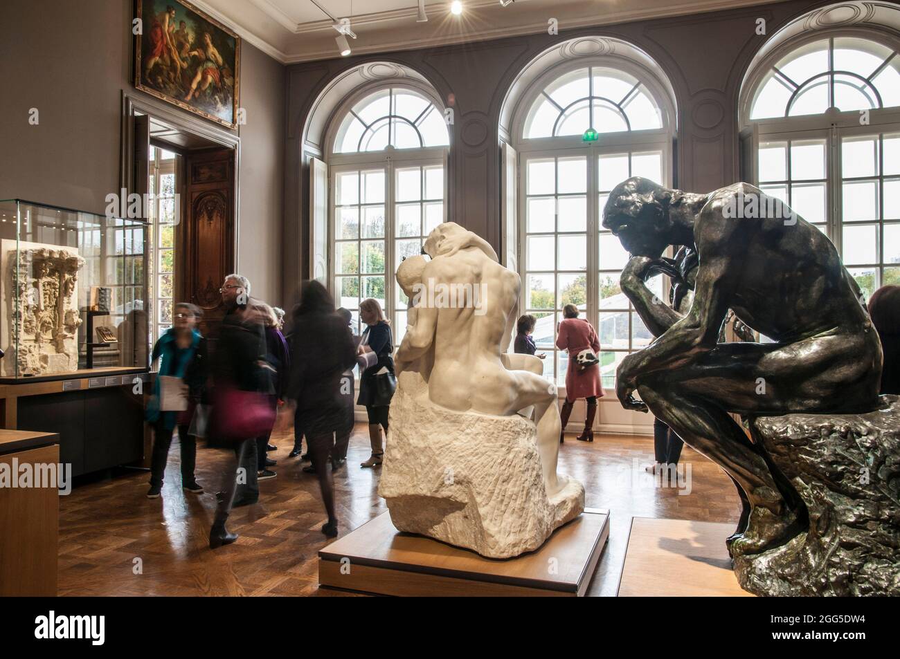FRANCE. PARIS (7ÈME ARRONDISSEMENT). MUSÉE RODIN. A DROITE : ' LE PENSEUR ', AUGUSTE RODIN, ( STATUE DE BRONZE DE TAILLE ORIGINALE) Banque D'Images