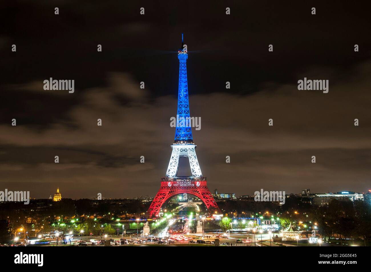 FRANCE. PARIS (7ÈME ARRONDISSEMENT). 2015-11-16: LA TOUR EIFFEL EST ILLUMINÉE DES COULEURS DU DRAPEAU NATIONAL FRANÇAIS POUR HONORER LES VICTIMES DE L'ATT TERRORISTE Banque D'Images