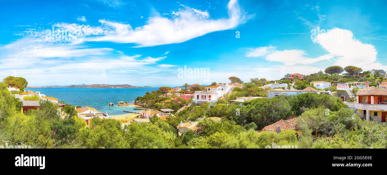 Vue splendide sur le complexe Porto Rafael. Paysage marin pittoresque de la mer Méditerranée. Lieu: Porto Rafael, province d'Olbia Tempio, Sardaigne, Italie, Euro Banque D'Images