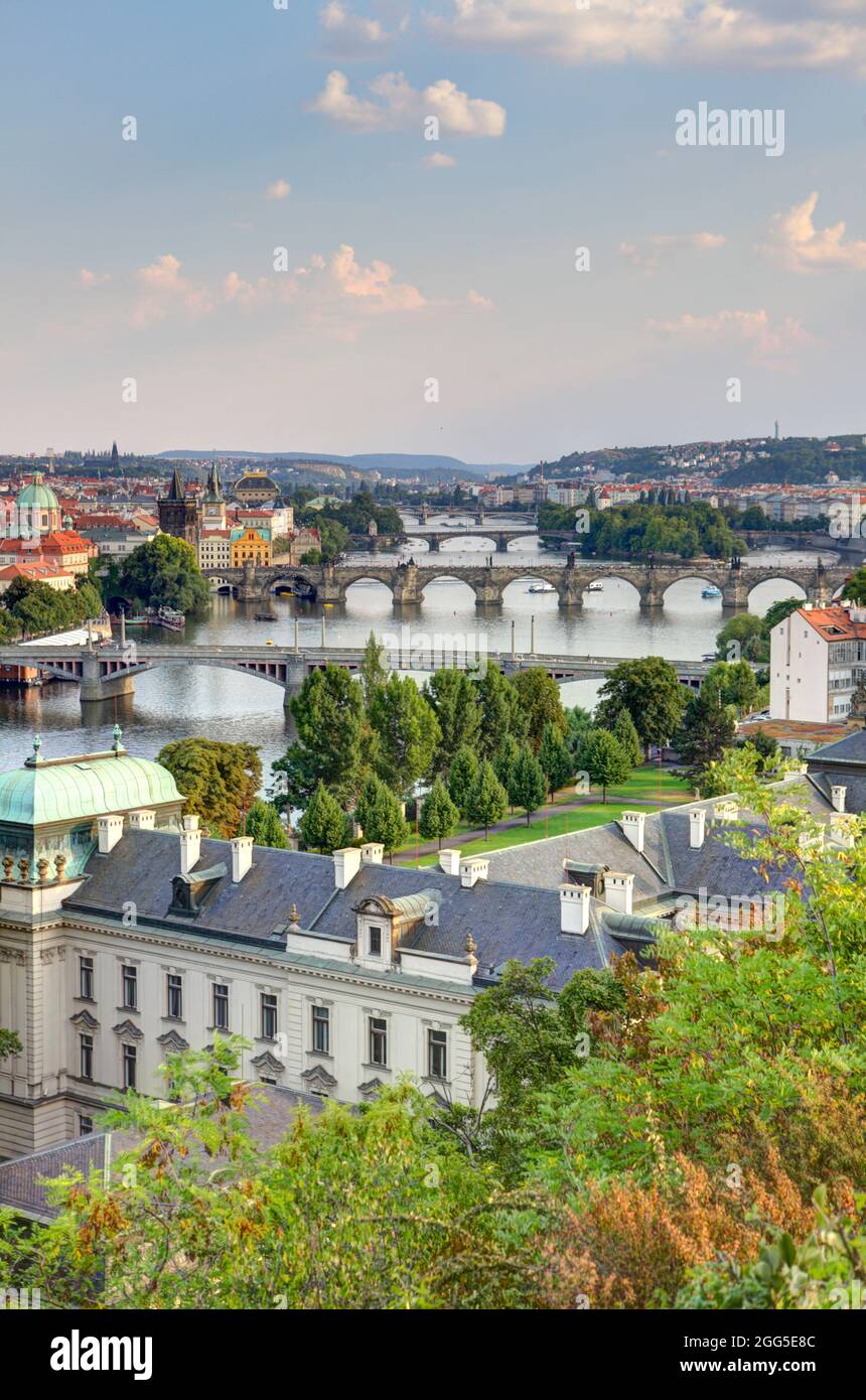 Vue sur les ponts sur la rivière Vltava, Prague, CZ Banque D'Images