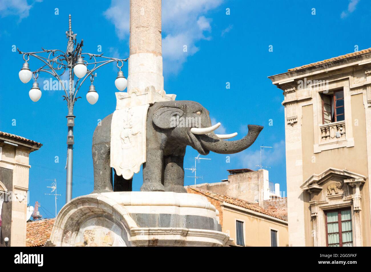 Le symbole de la ville de Catane en Sicile, en Italie, est u Liotru (l'éléphant), ou la Fontana dell'Elefante (la fontaine de l'éléphant), assemblée en 1736 Banque D'Images