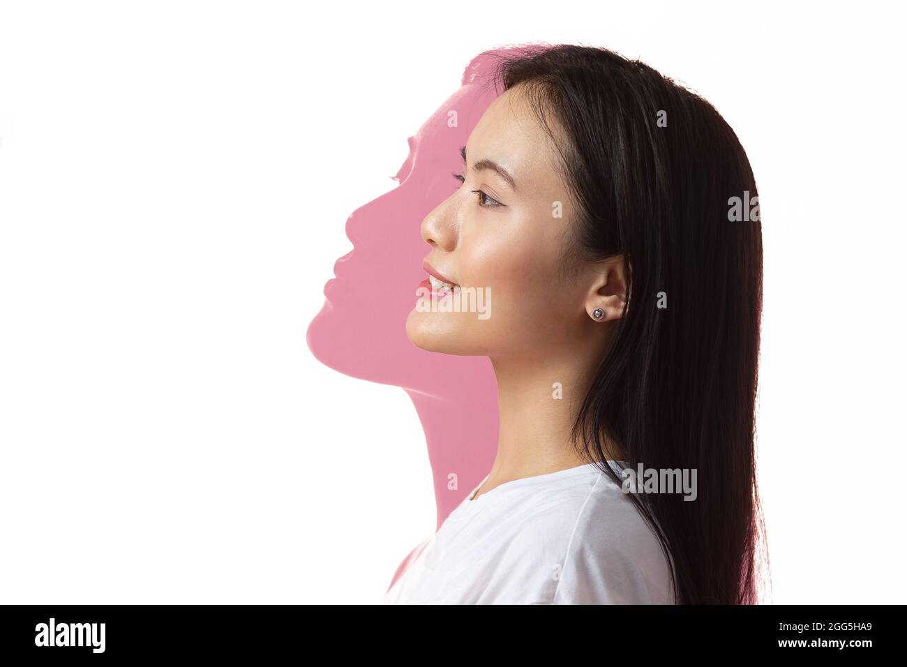 Portrait d'exposition multiple de femme asiatique avec un sourire positif et une expression faciale triste et sérieuse. Concept de santé mentale, dépression et émotions Banque D'Images