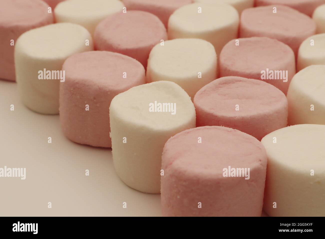 gros plan sur fond rose et blanc marshmallow. Banque D'Images