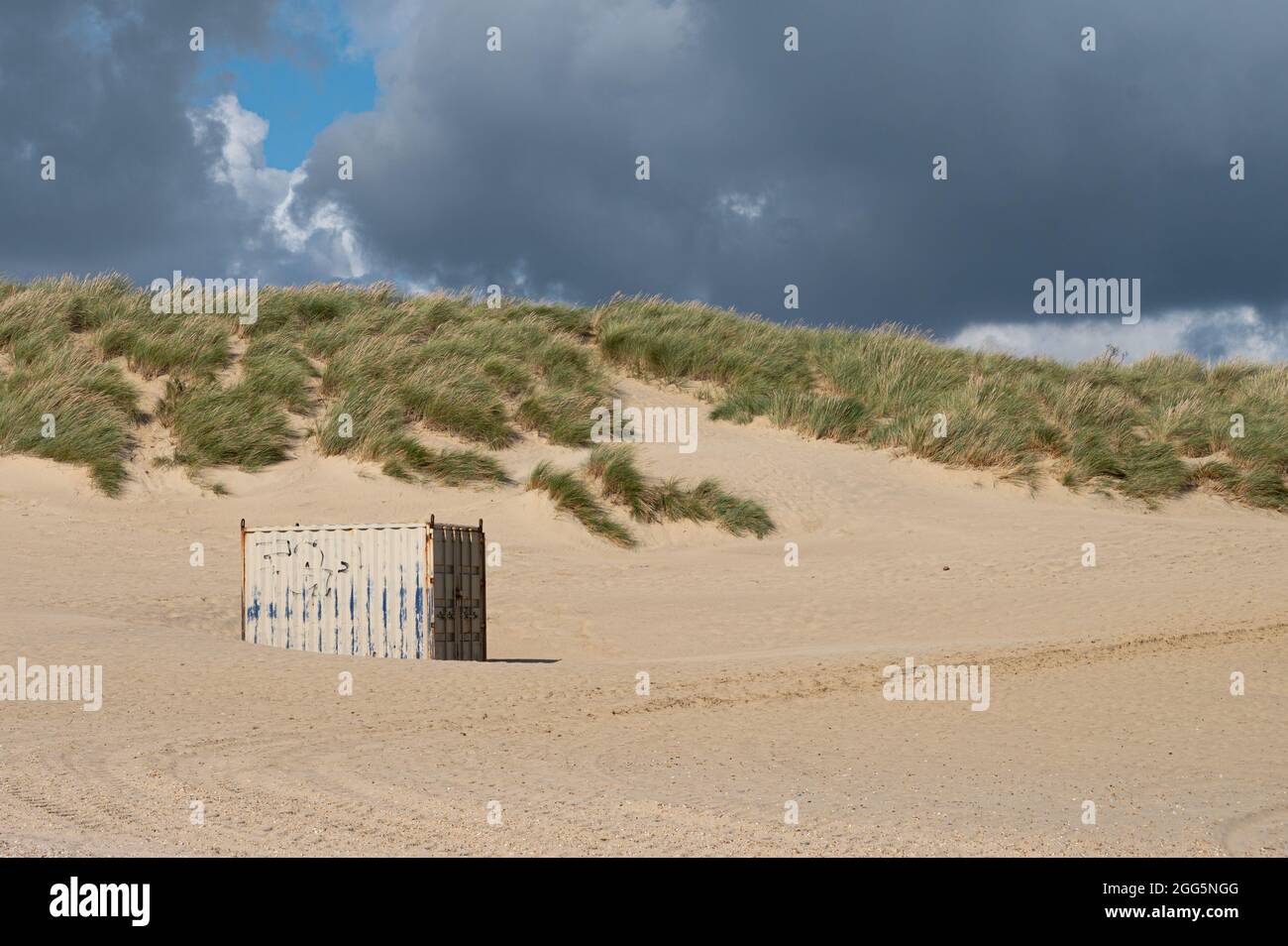 Grand conteneur en métal sur la plage de Camber Sands, Sussex Banque D'Images