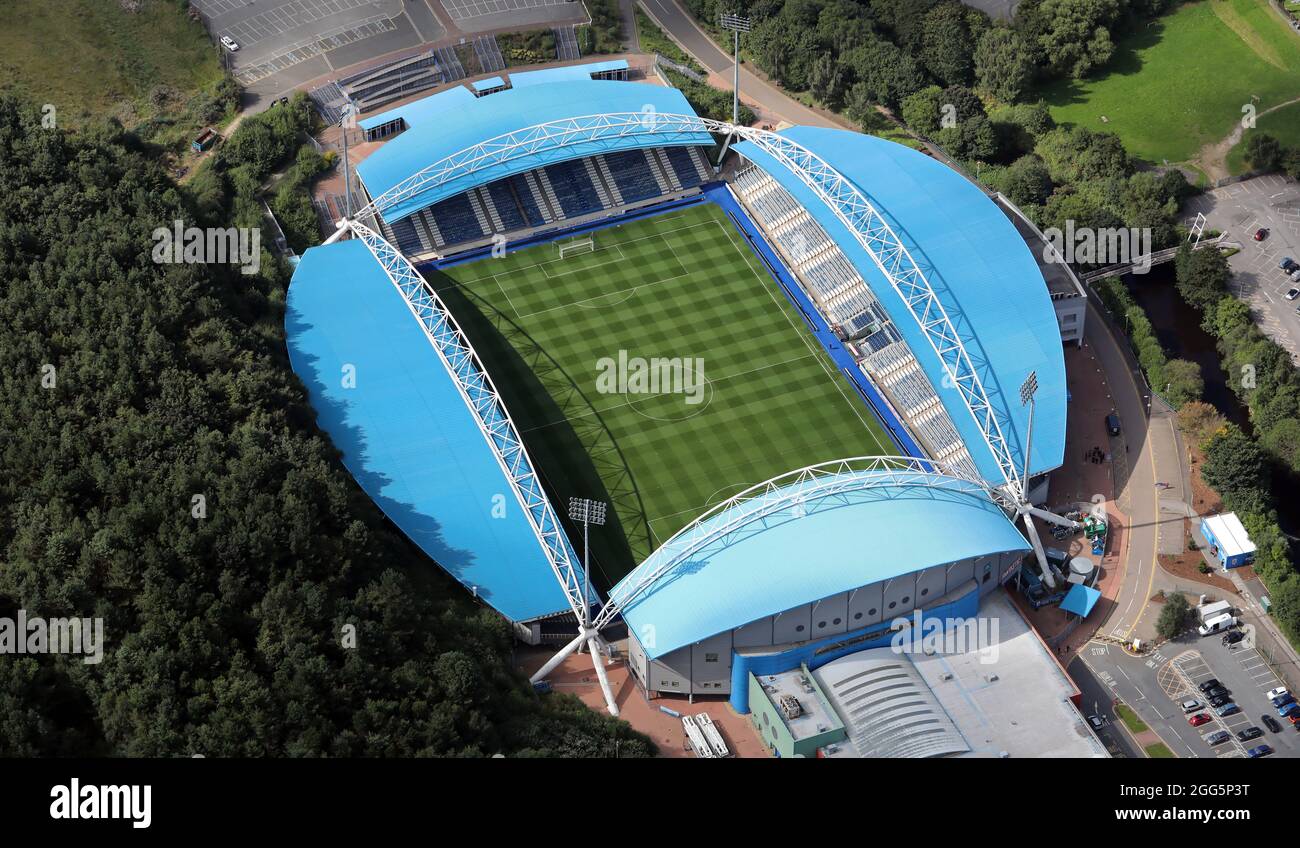 Vue aérienne du stade John Smith à Huddersfield, stade du Huddersfield Town FC (avec terrain de football) Banque D'Images