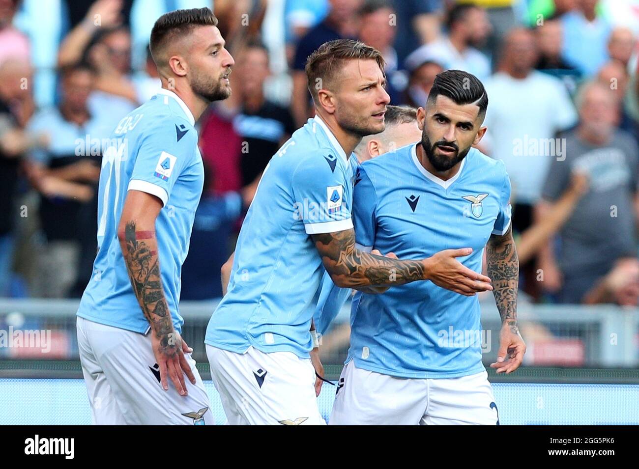 Ciro immobile du Latium (C) fête avec Sergej Milinkovic Savic (L) et Elseid Hysaj (R) après avoir remporté 1-1 buts pendant le championnat italien Serie UN match de football entre SS Lazio et Spezia Calcio le 28 août 2021 au Stadio Olimpico à Rome, Italie - photo Federico Proietti / DPPI Banque D'Images