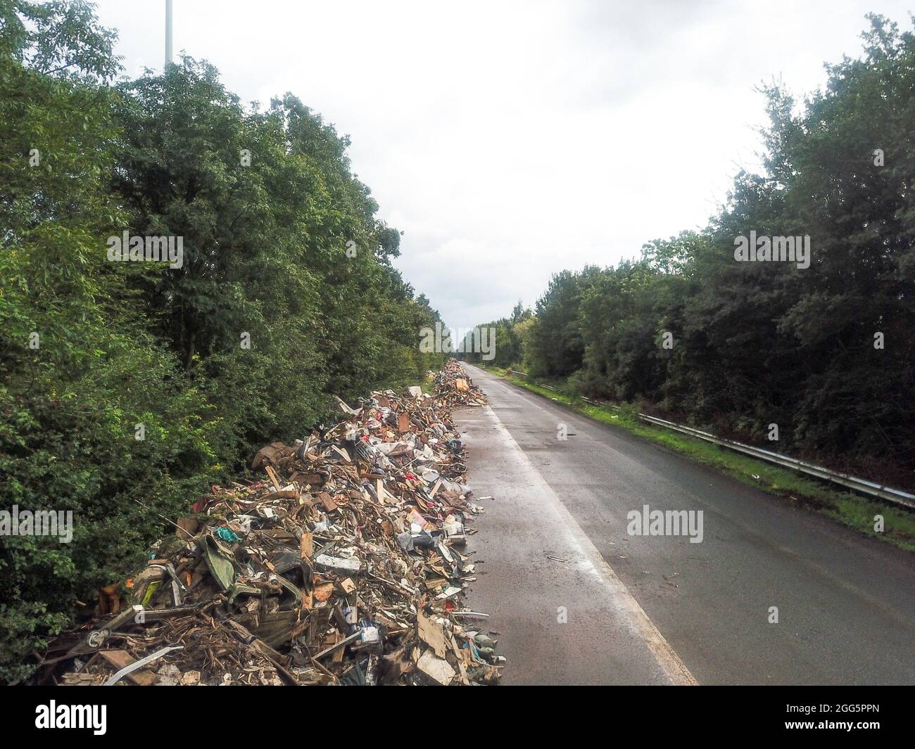 Un bras d'une autoroute désusée près de Liège recueille des montagnes de déchets des inondations de la mi-juillet. Les montagnes de déchets s'accumulent de manière disproportionnée dans toutes les vallées touchées par les inondations centenaires des 14 et 15 juillet 2021 dans la région de Liège, Belgique, le 28 août 2021. Photo de Philippe Bourguet/BePress/ABACAPRESS.COM Banque D'Images