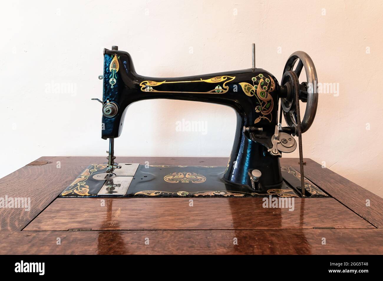 Ancienne machine à coudre dans un mobilier en bois Banque D'Images
