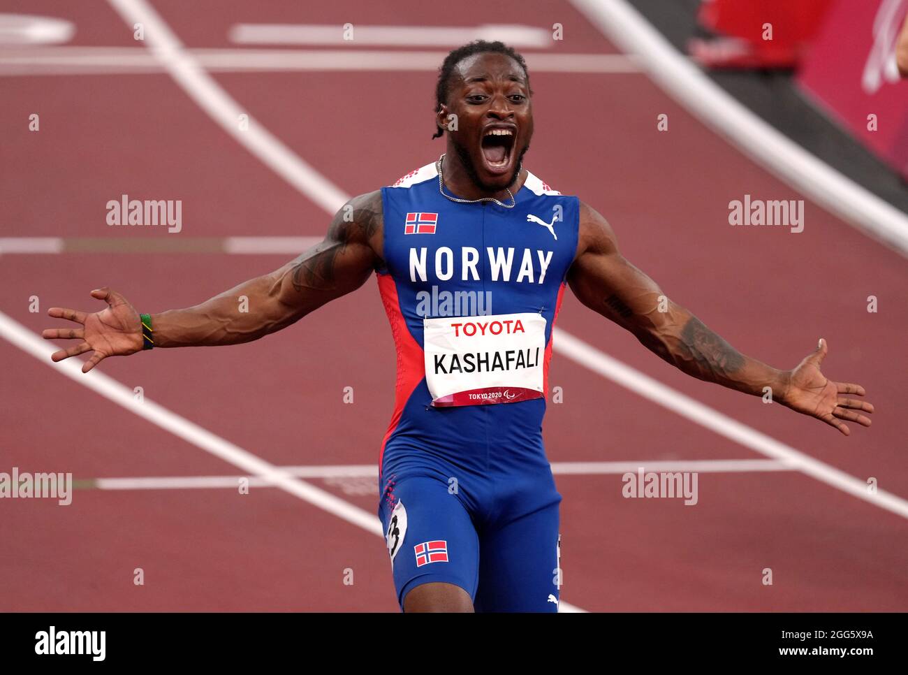 Le Salum Ageze de Norvège Kashafali célèbre la victoire de la finale hommes 100m - T12 dans un temps record du monde pendant les Athlétiques au stade olympique le cinquième jour des Jeux paralympiques de Tokyo 2020 au Japon. Date de la photo: Dimanche 29 août 2021. Banque D'Images