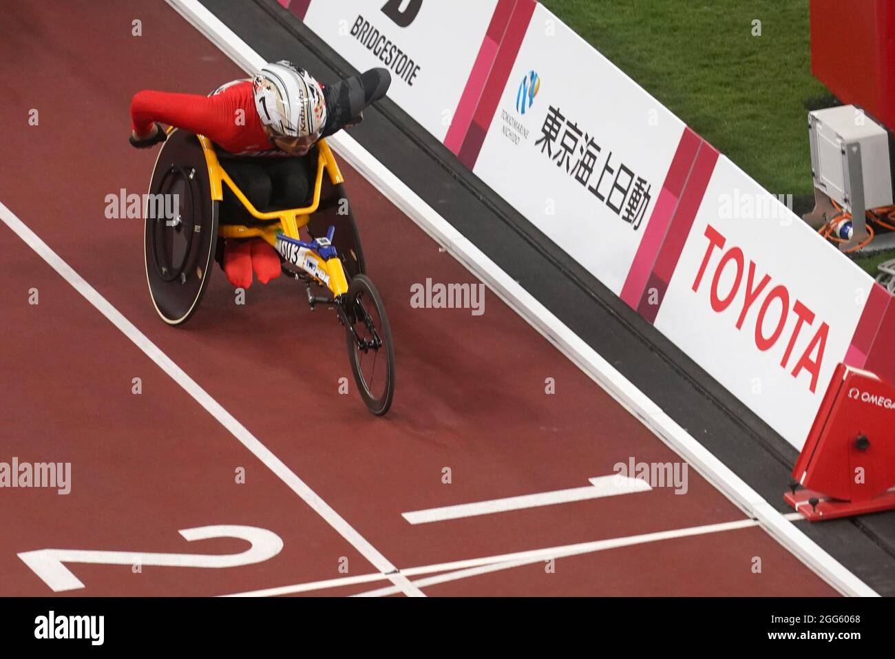Tokio, Japon. 29 août 2021. Jeux paralympiques : athlétisme, 1500 m pour hommes, finale, au stade olympique. Tomoki Sato du Japon traverse d'abord la ligne d'arrivée. Credit: Marcus Brandt/dpa/Alay Live News Banque D'Images
