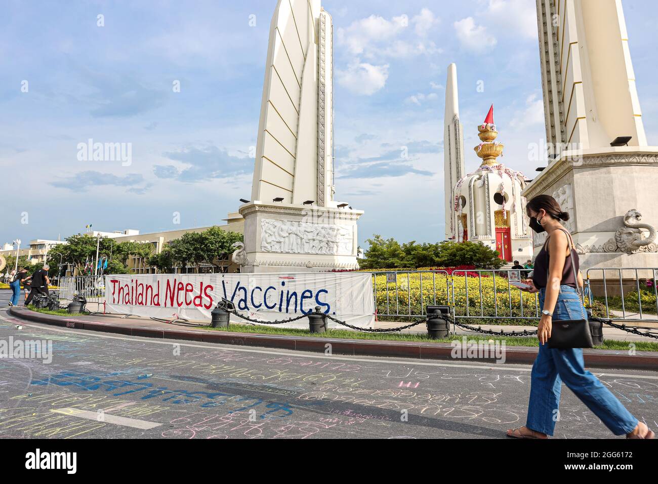 Bangkok, THAÏLANDE - 18 août 2021 : les manifestants pro-démocratie 'Thalufah' se réunissent au Monument de la démocratie pour l'expression symbolique politique. Banque D'Images