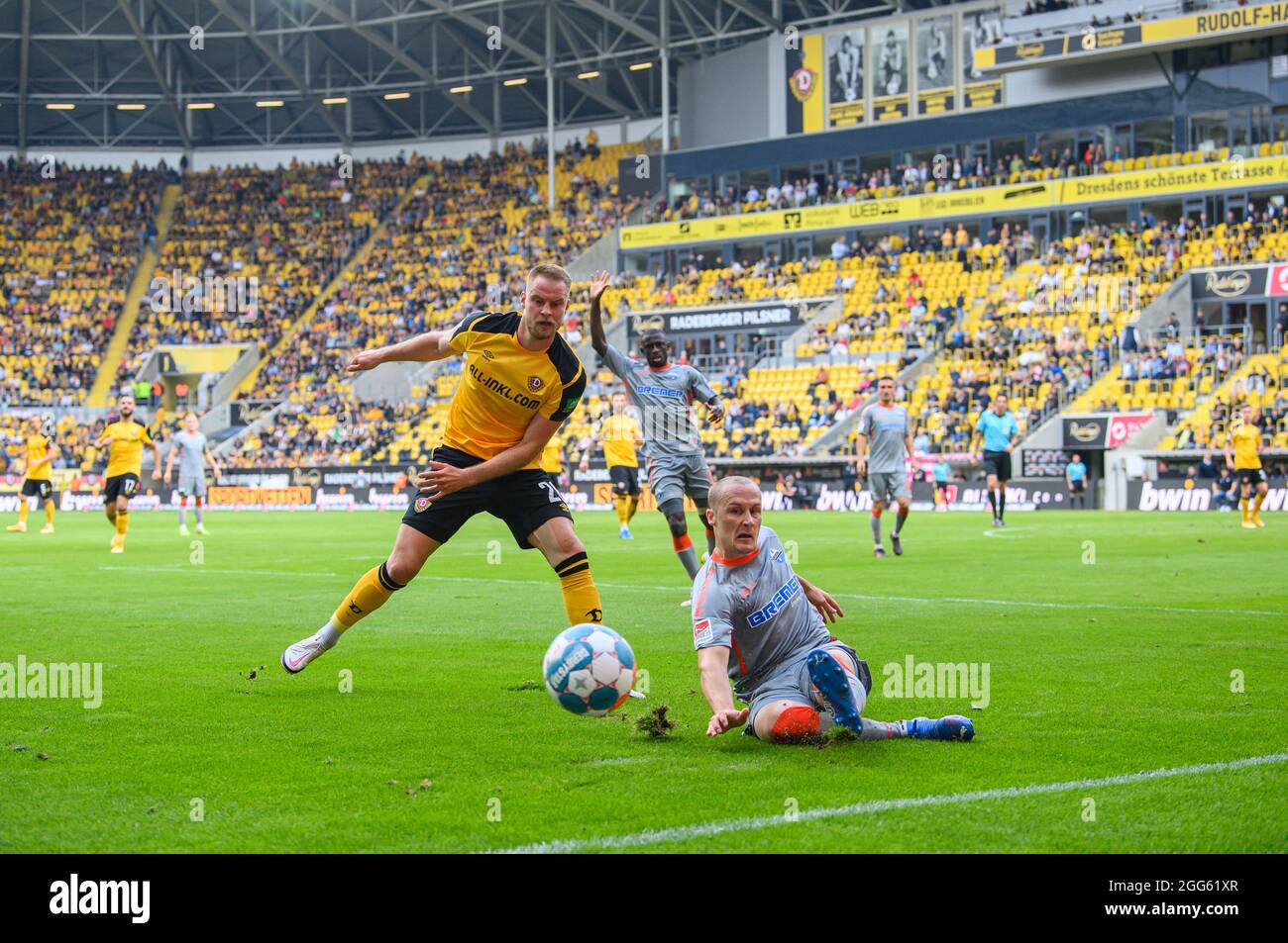 Dresde, Allemagne. 29 août 2021. Football : 2. Bundesliga, SG Dynamo Dresden - SC Paderborn 07, Matchday 5, à Rudolf-Harbig-Stadion. Sebastian Mai de dynamo (l) contre Sven Michel de Paderborn. Credit: Robert Michael/dpa-Zentralbild/dpa - NOTE IMPORTANTE: Conformément aux règlements de la DFL Deutsche Fußball Liga et/ou de la DFB Deutscher Fußball-Bund, il est interdit d'utiliser ou d'avoir utilisé des photos prises dans le stade et/ou du match sous forme de séquences et/ou de séries de photos de type vidéo./dpa/Alay Live News Banque D'Images