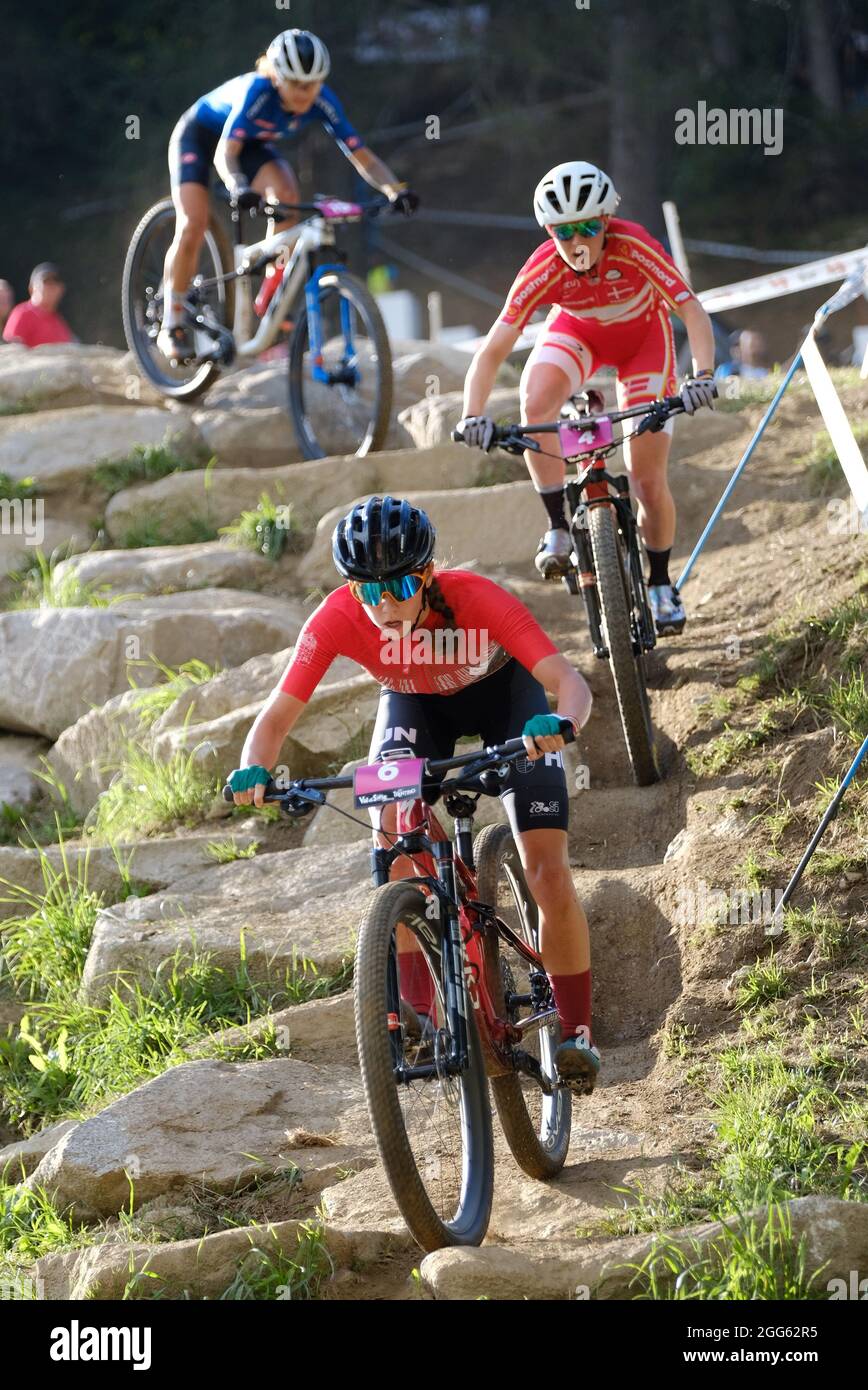6) - Kata Blanka vas (Hongrie) suivi de (4) - Caroline Bohe (Danemark)  pendant le Championnat du monde MTB UCI - Cross Country - femmes course  U23, MTB - VTT à Commezzadura, Italie, août 28 2021 Photo Stock - Alamy