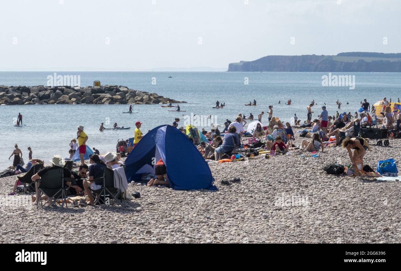 Sidmouth, Devon, Royaume-Uni. 29 août 2021. Les foules apprécient un magnifique dimanche de vacances sur la plage à Sidmouth, Devon. Le temps ensoleillé devrait se poursuivre la semaine prochaine à travers le Sud-Ouest. Credit: Photo Central/Alamy Live News Banque D'Images