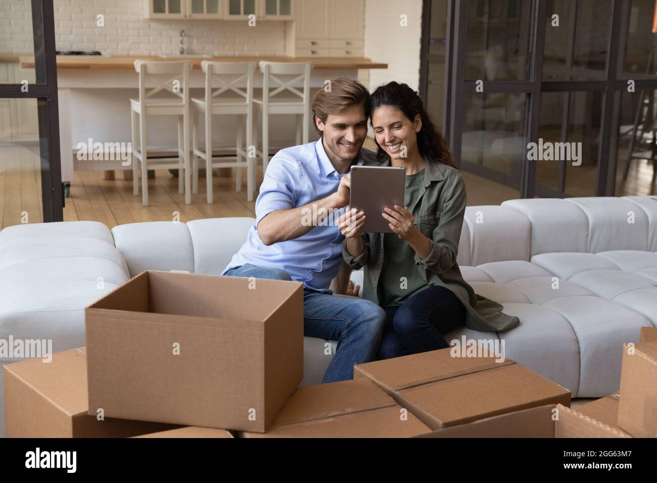 Un jeune couple heureux avec une tablette numérique. Banque D'Images