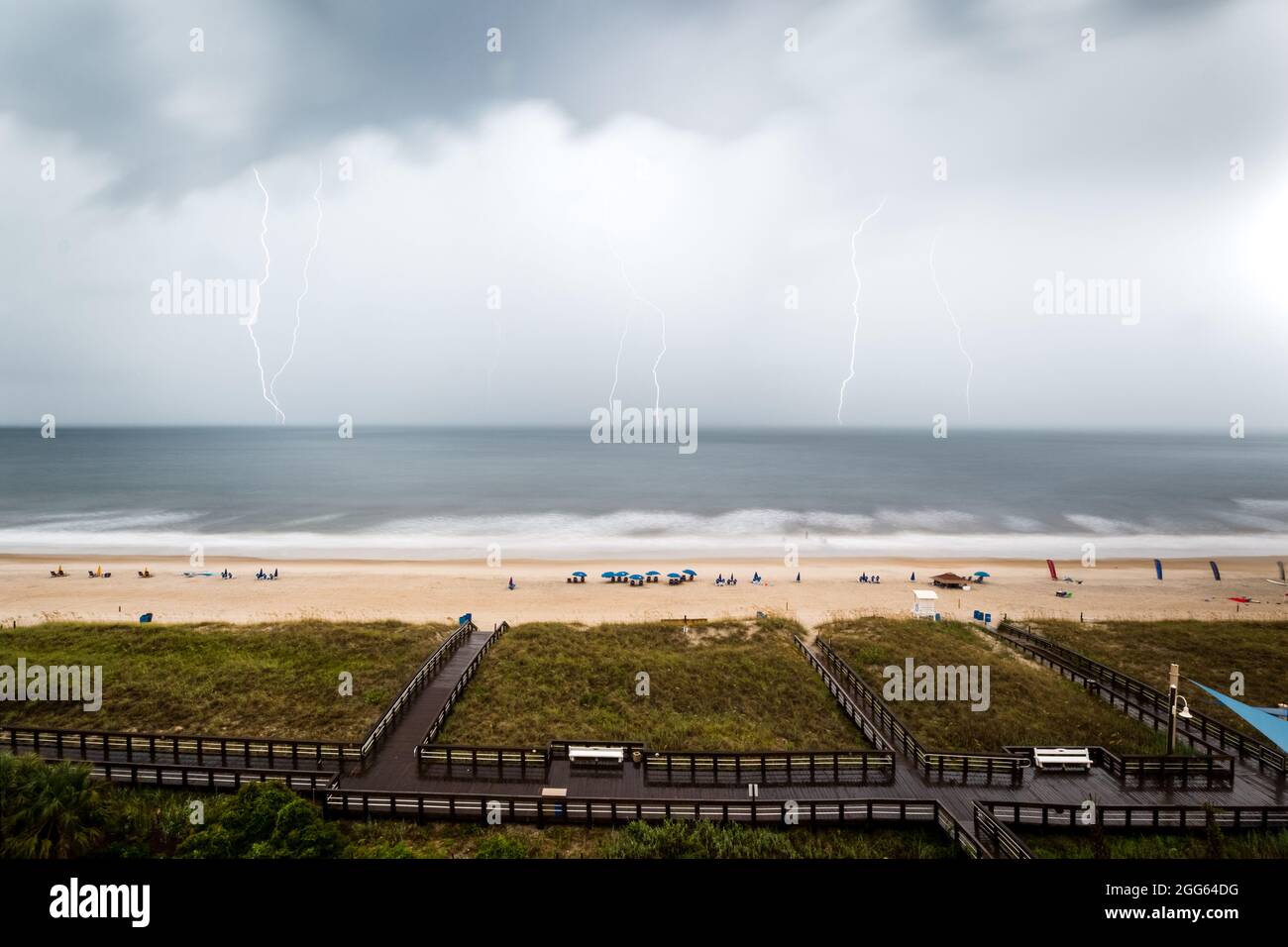 La foudre frappe sur l'eau à Carolina Beach, en Caroline du Nord. Banque D'Images