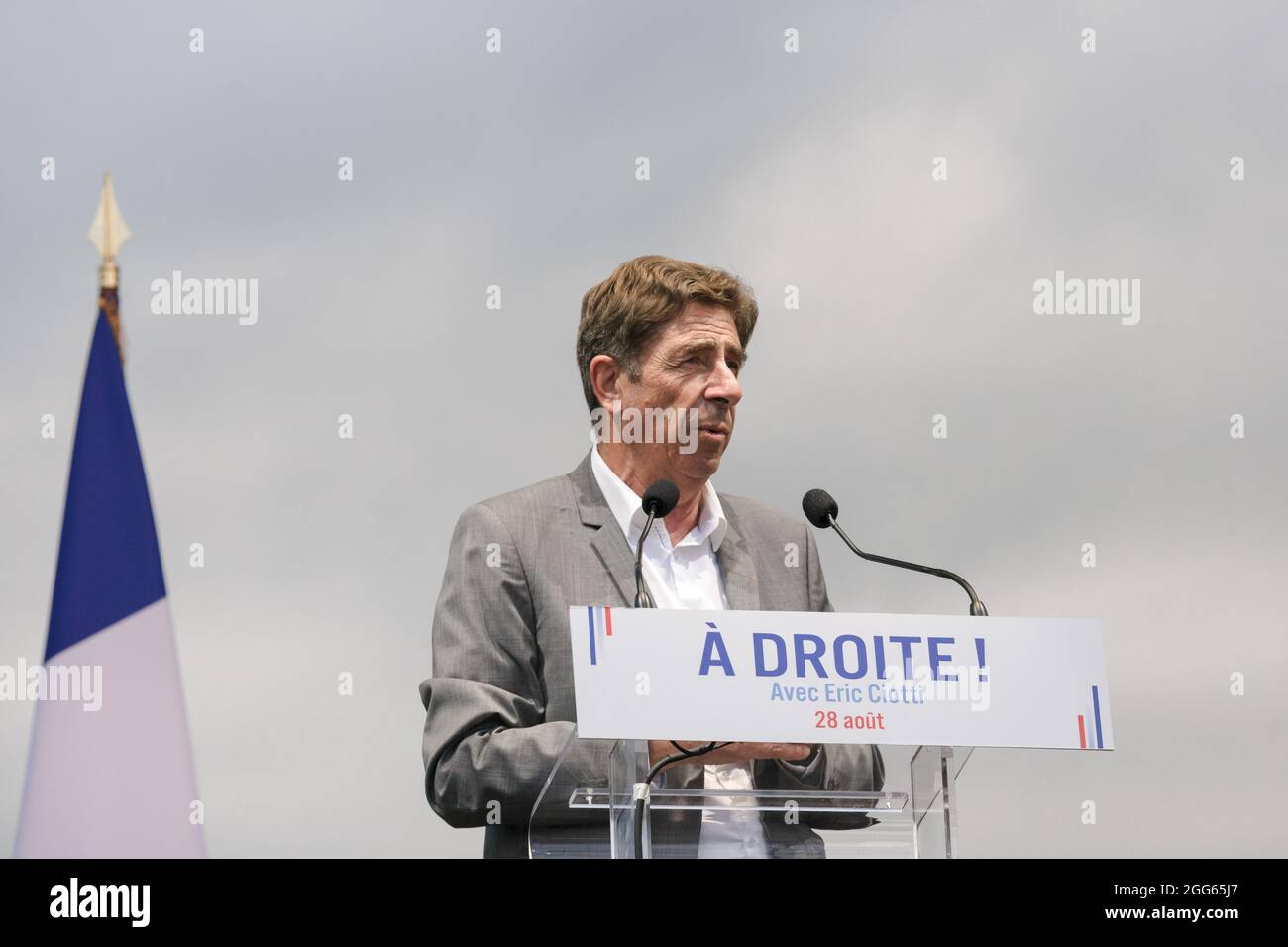 Charles Ange Ginesy vu sur scène présentant la candidature d'Eric Ciotti avant que le candidat ne fasse son discours. Eric Ciotti a fait son retour politique traditionnel lors de la réunion de son organisation "les amis d'Eric Ciotti" à Levens (06). Candidat à la primaire du parti les Républicains pour l'élection présidentielle de 2022, il a dévoilé son slogan: "À droite avec Eric Ciotti". Le candidat veut voir le programme de son parti se déplacer clairement vers la droite sur les questions de sécurité et de nationalité. Son annonce principale est le rétablissement du droit au sang au lieu de TH Banque D'Images