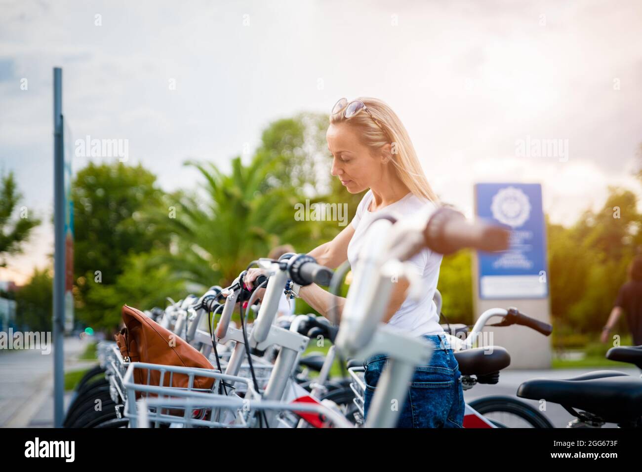 Femme prête à louer un vélo. Concept de mode de vie sain dans la ville. Banque D'Images