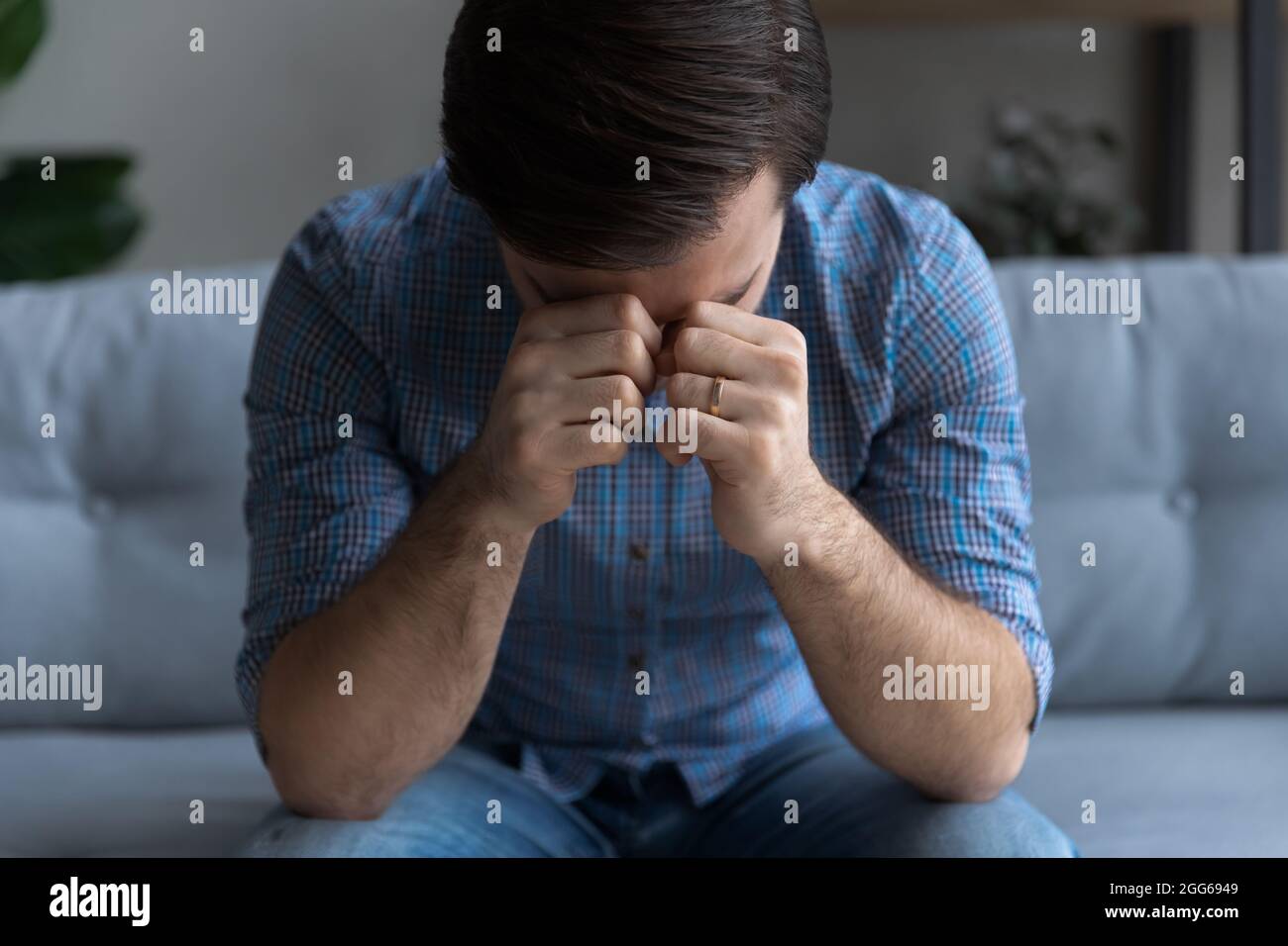 Triste homme millénaire frustré souffrant de stress Banque D'Images