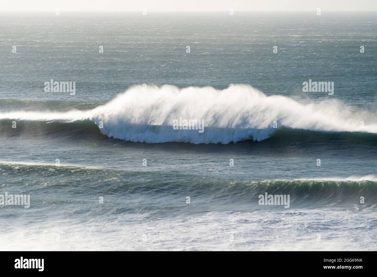 Une grande vague se brisant un matin ensoleillé. Baril à vagues parfait avec vent offshore Banque D'Images