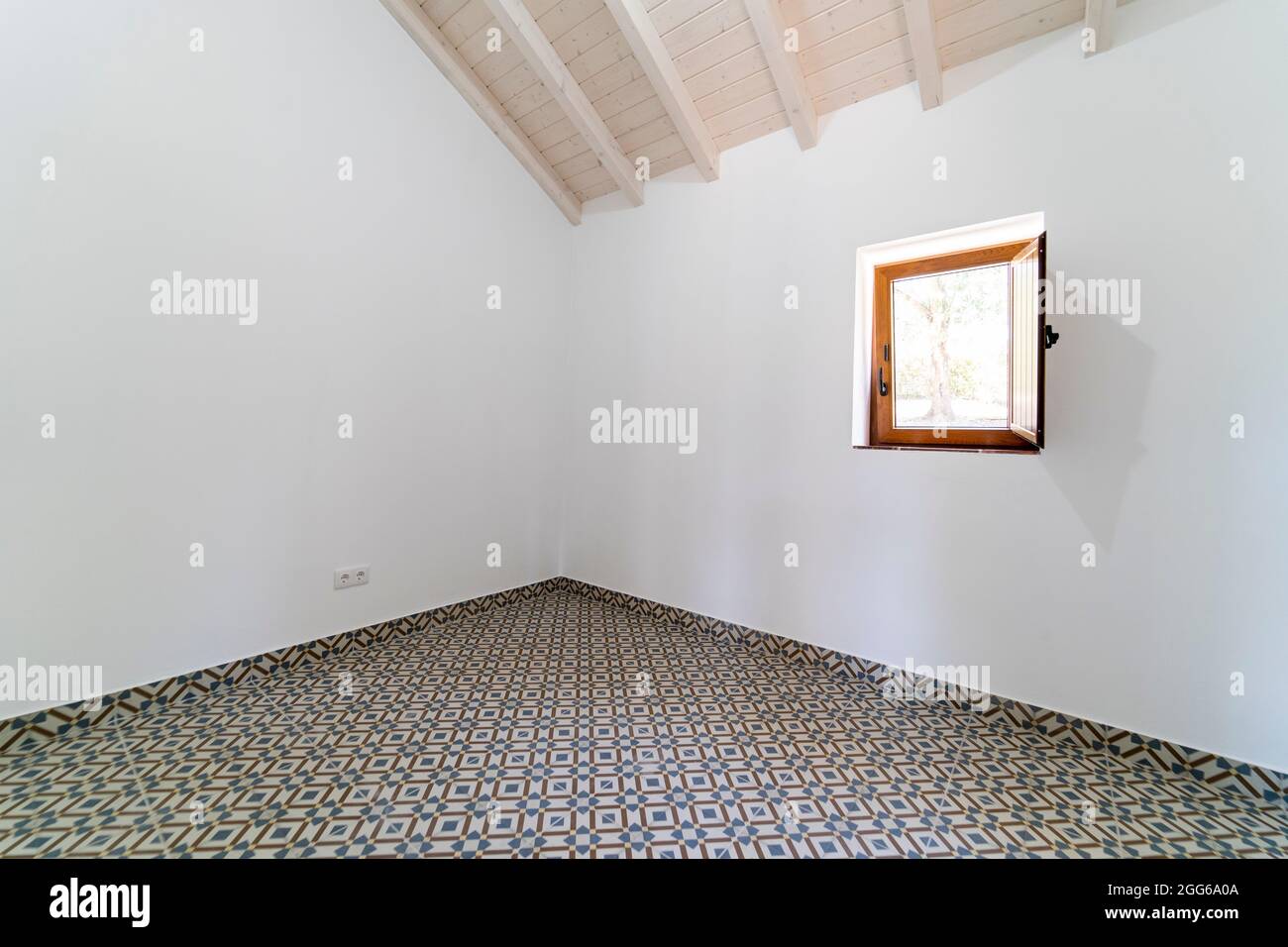 Chambre vide avec plancher hydraulique en céramique. Intérieur de la maison, grande chambre ou salle de séjour. Récemment peint nouvel appartement ou maison Banque D'Images