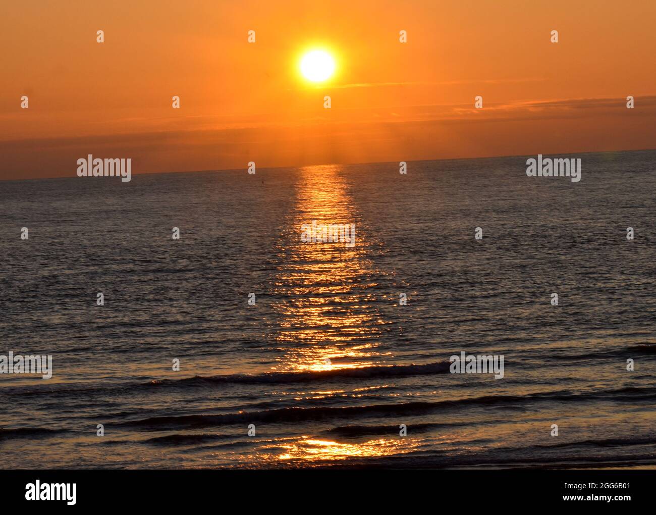 Le magnifique coucher de soleil sur les stations côtières galloises de l'ouest du pays de Galles Banque D'Images
