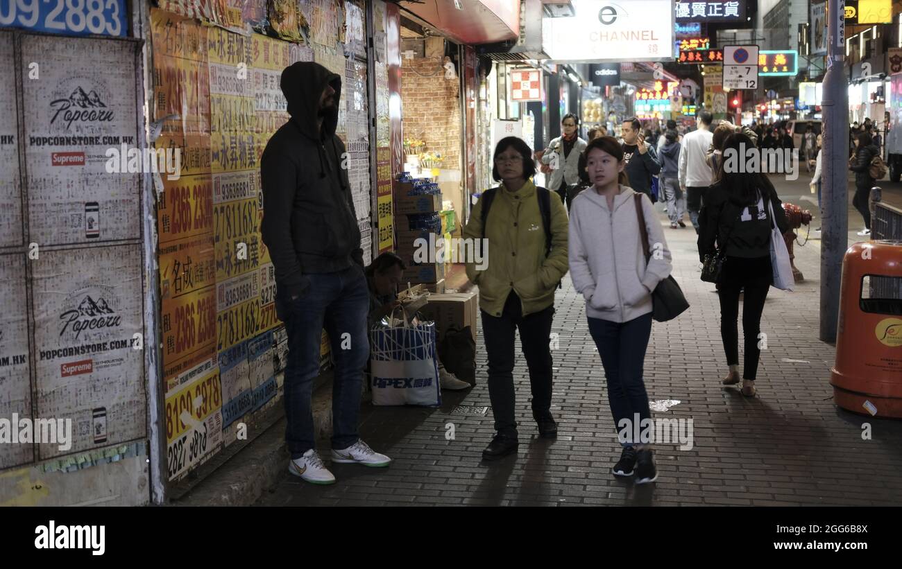 Trafiquant de drogue debout sur un coin de rue à Ladies Market Mongkok Kowloon Hong Kong Banque D'Images