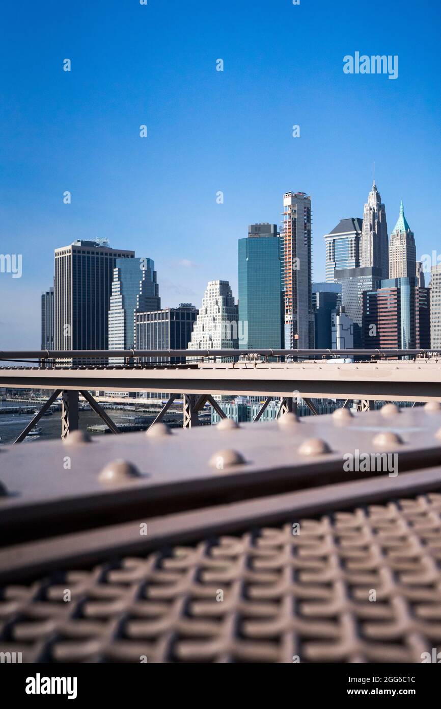 Photo verticale des gratte-ciel du centre-ville depuis le pont de Brooklyn. New York, et Manhattan au petit feu , New York City, USA Banque D'Images