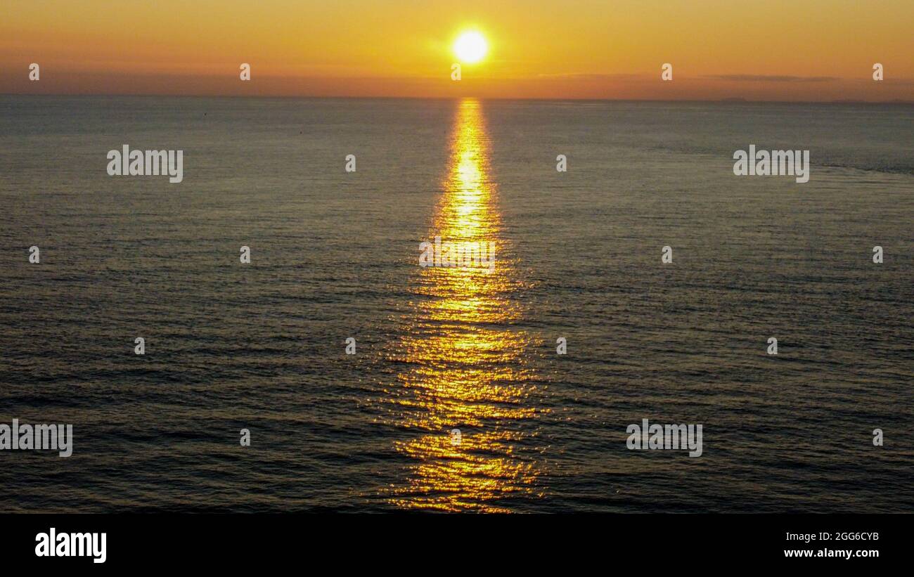 Le magnifique coucher de soleil de la côte galloise via Drone Banque D'Images