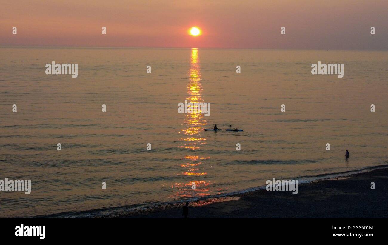 Le magnifique coucher de soleil de la côte galloise via Drone Banque D'Images