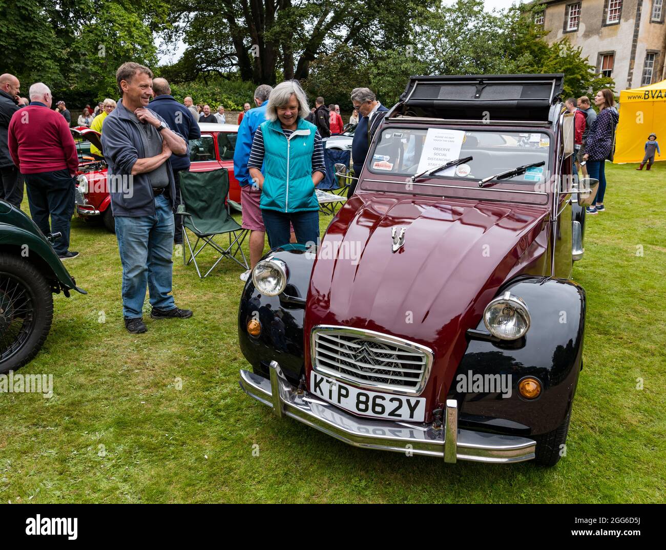 Newhailes, Musselburgh, East Lothian, Écosse, Royaume-Uni, 29 août 2021. Rallye de voitures de classe : un événement en plein air s'est déroulé sous le nom de Carhailes, avec des voitures d'époque exposées. Photo : les gens admirent une Citroën d'époque en 1982 Banque D'Images