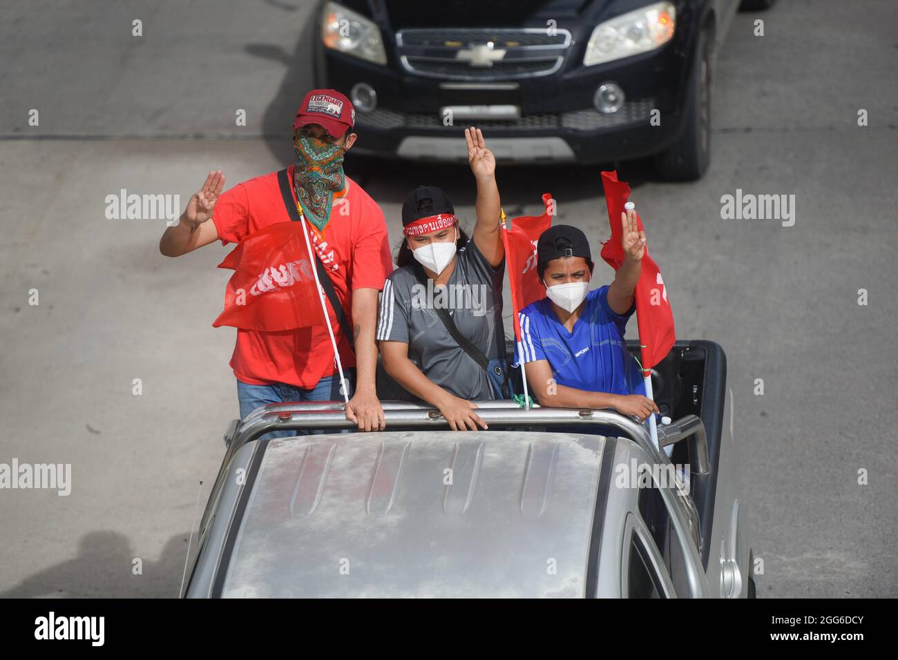 Les manifestants se saluent à trois doigts lors d'un rallye de voitures. Les manifestants exigent que le Premier ministre thaïlandais, Prayut Chan-o-cha, se détienne et que le gouvernement soit tenu responsable de sa mauvaise gestion flagrante de la pandémie de Covid-19. (Photo par Yuttachai Kongprasert / SOPA IMA/Sipa USA) Banque D'Images
