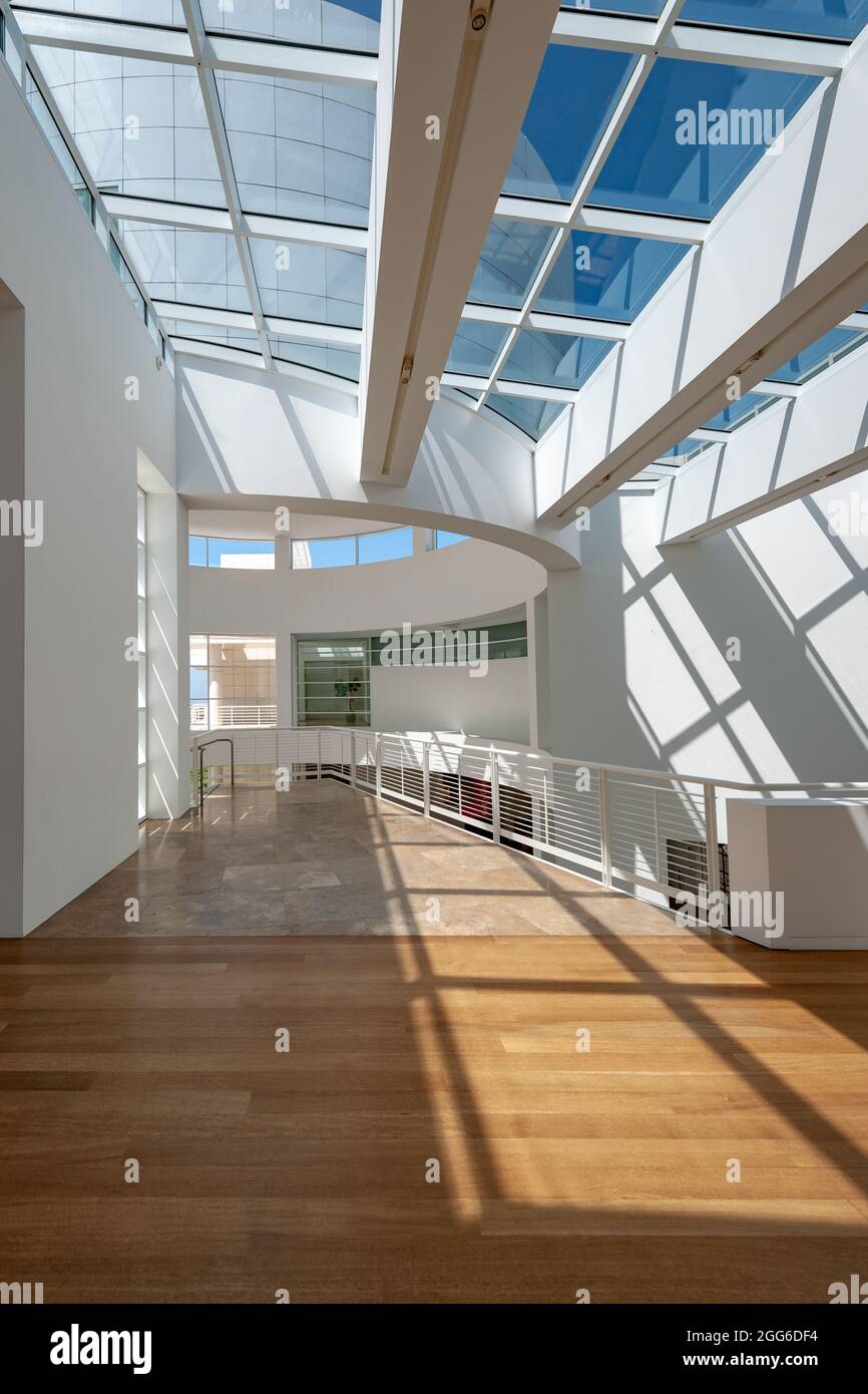 Los Angeles, CA / Etats-Unis - 1 juin 2018: Lumière naturelle au-dessus et bois naturel au-dessous du cadre lumière du soleil et espaces de verre conçus par l'architecte Richard Meier. Banque D'Images