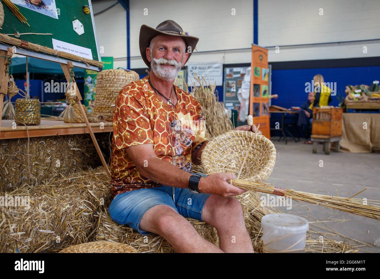 Bath & West Showground, Shepton Mallet, 29 août 2021. Démonstration de skep d'abeille traditionnelle. Le Bath & West Country Festival remplace le Royal Bath & West Show habituel de la Société pendant un an seulement par une nouvelle présentation, une ambiance de festival passionnante et de nouveaux espaces, avec une plus grande importance pour les compétences rurales, l'artisanat et les attractions. Le plan Covid-safe accueille les visiteurs pour explorer une myriade d'activités de campagne et de délicieux stands de commerce pour se faire oublier l'absence de concours de bétail cette année. Credit: Casper Farrell/Alamy News Banque D'Images