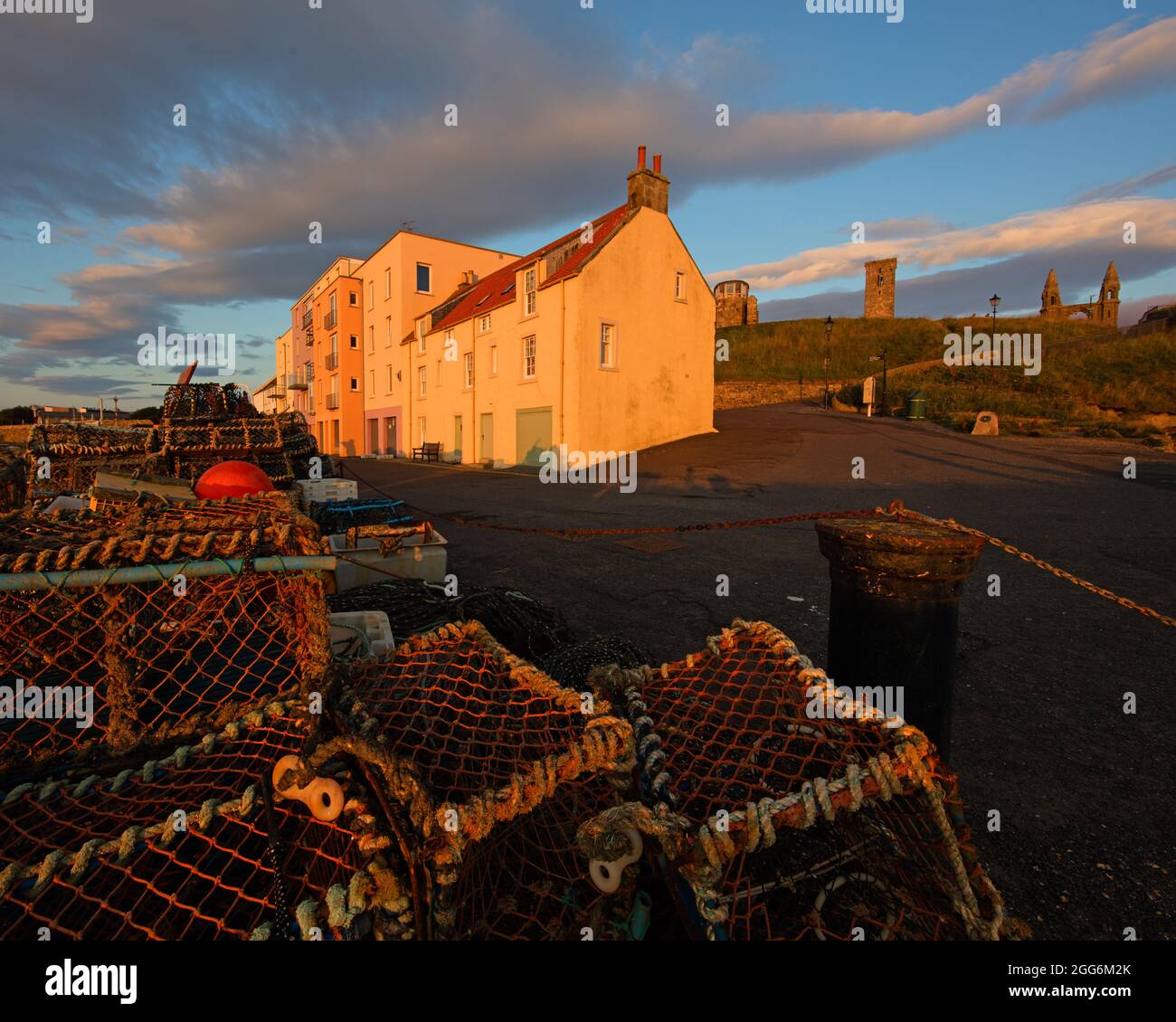 St Andrews Harbour, Harbour at the East Sands, St Andrews, Écosse, Grande-Bretagne, prise en basse, lumière matinale chaude. Banque D'Images