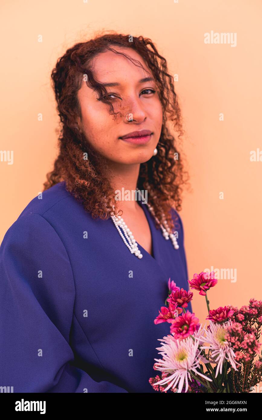 Portrait d'une jeune femme avec des fleurs dans la main Banque D'Images