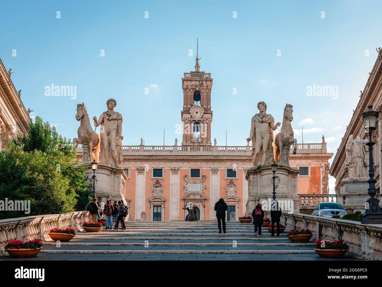 La colline du Capitole cordonata, menant à la Piazza del Campidoglio, avec les statues de Castor et Pollux et Palazzo Senatorio en arrière-plan. Banque D'Images