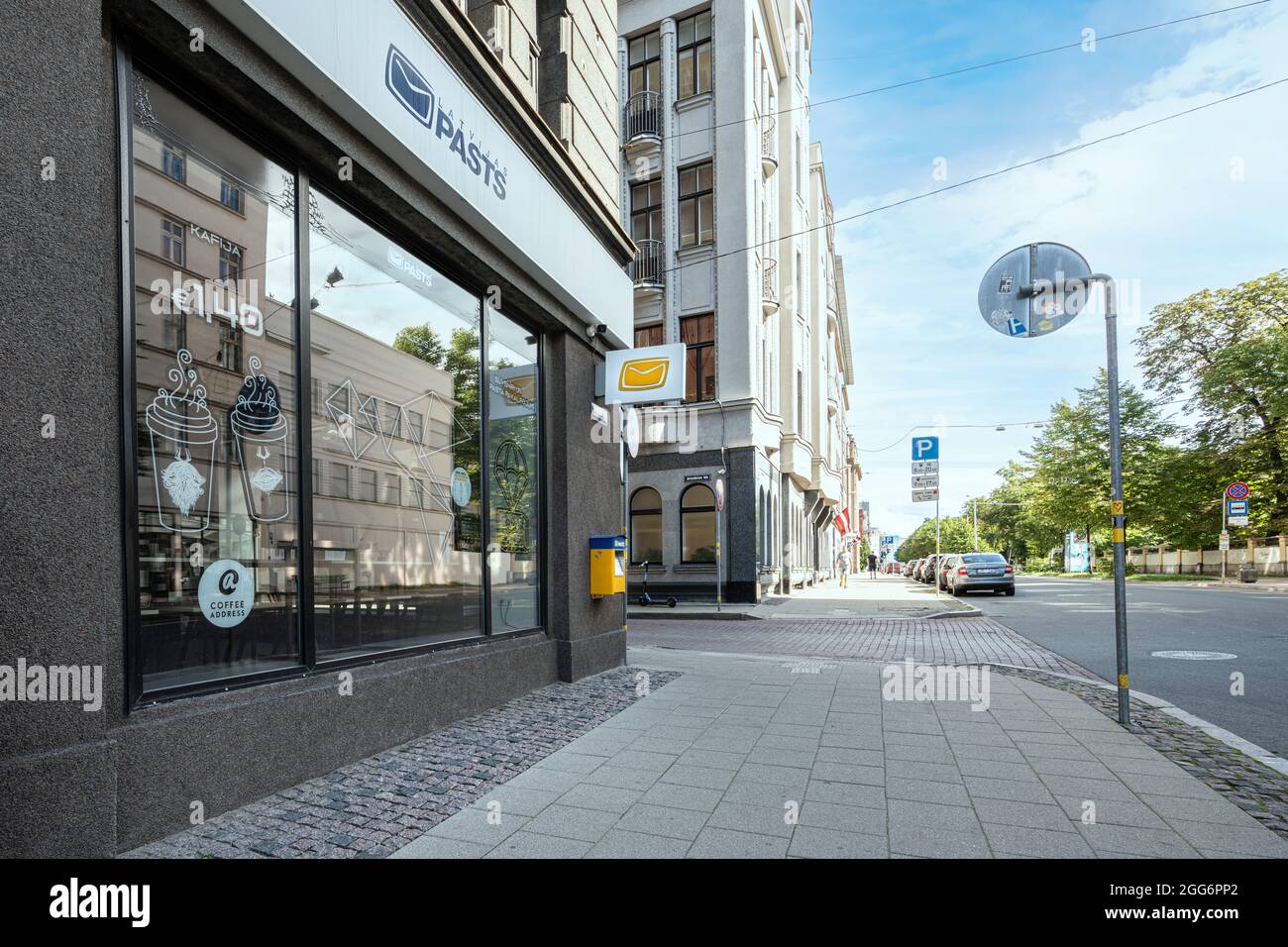 Riga, Lettonie. Août 2021. Vue extérieure d'un bureau de poste letton dans le centre-ville Banque D'Images
