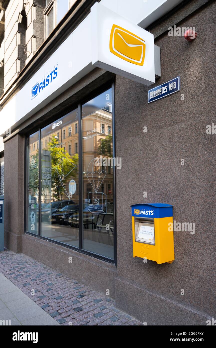 Riga, Lettonie. Août 2021. Vue extérieure d'un bureau de poste letton dans le centre-ville Banque D'Images