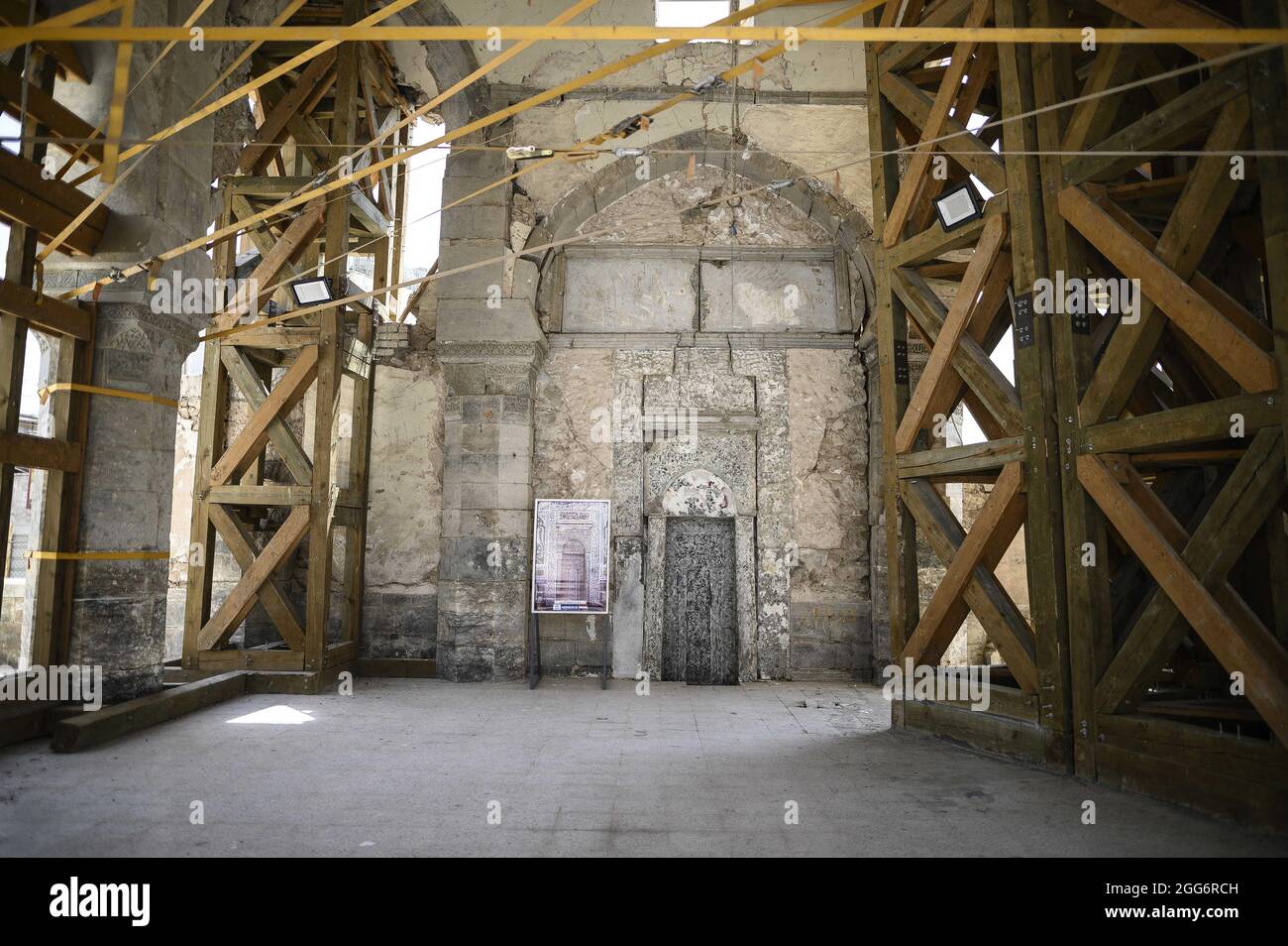 Le président français Emmanuel Macron (C) visite la mosquée Al-Nuri dans la deuxième ville irakienne de Mossoul, dans la province de Ninive, au nord du pays, le 29 août 2021. Macron, qui est en visite officielle en Irak, a fait un arrêt sur le site de la mosquée Al-Nuri de Mossoul, où le dirigeant de l'État islamique (EI) Abu Bakr al-Baghdadi avait déclaré l'établissement d'un « califat » en 2014Photo par Eliot Blondt/ABACAPRESS.COM. Banque D'Images